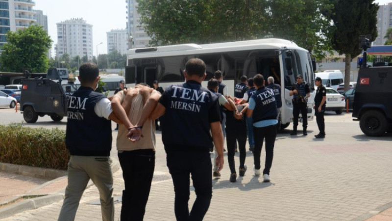 Terör halayı çeken gruba polis minibüsünde 'Ölürüm Türkiyem' şarkısı dinletildi