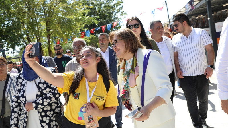 BAŞKAN ŞAHİN FESTİVAL ALANINDA VATANDAŞLARLA BİR ARAYA GELDİ